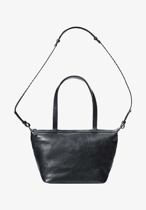Bolso tote de cuero negro con dos asas superiores y una correa cruzada desmontable. Presenta un acabado texturizado y un diseño minimalista.
