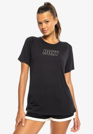 Čierne tričko s krátkymi rukávmi a okrúhlym výstrihom, s veľkým bielym nápisom "ROXY" na hrudi, vyrobené z mäkkej tkaniny.