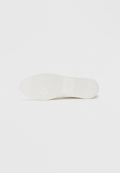 Talpa de sneaker din cauciuc alb cu un model texturat pentru aderență. Are un detaliu cu logo circular și margini netede. Design plat și rotunjit pentru confort.