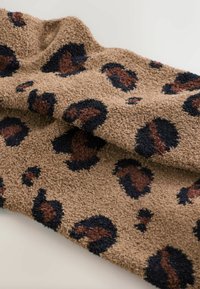 Leopardenmuster-Handtuch in Beige mit dunkelbraunen und schwarzen Flecken. Weicher, strukturierten Stoff, sanft gefaltet, um das Muster und den Farbkontrast zu zeigen.