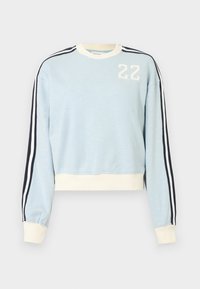 Ανοιχτό μπλε φούτερ με μακριά μανίκια, λευκές μανσέτες και τελείωμα, ασπρόμαυρες ρίγες στα μανίκια και λευκό «22» τυπωμένο στο στήθος.