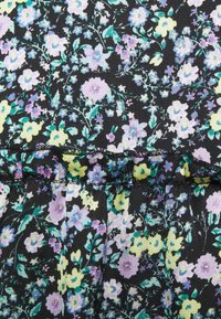 Schwarzer Stoff mit floralem Muster, das lila, gelbe und grüne Blumen zeigt. Das Design umfasst einen gerafften Taillenbund und einen Rüschensaum.