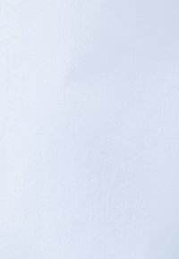 Tessuto di cotone azzurro chiaro con una superficie liscia, caratterizzato da un motivo sottile e uniforme su tutta la superficie.