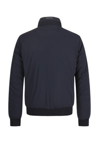 Navyblaue Bomberjacke mit strukturiertem Kragen, elastischen Bündchen und Saum. Verfügt über eine glatte Oberfläche und ein minimalistisches Design.