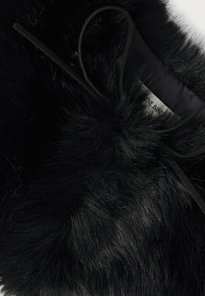 Προϊόν από μαύρη συνθετική γούνα με απαλή, αφράτη υφή. Διαθέτει σατέν φόδρα και μαύρη κορδέλα δέσιμο, με μια μικρή ετικέτα της μάρκας.