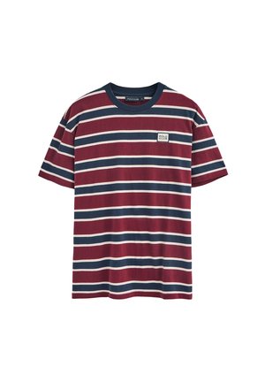 T-shirt en coton avec des rayures horizontales bordeaux, marine et crème. Il dispose d'un col ras du cou et d'un petit patch logo carré sur la poitrine.