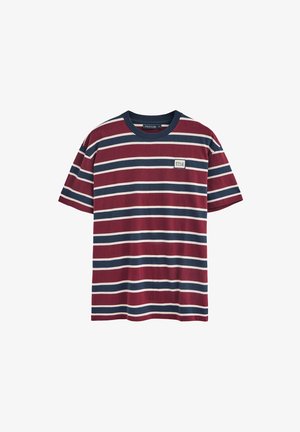 T-shirt en coton avec des rayures horizontales bordeaux, marine et crème. Il dispose d'un col ras du cou et d'un petit patch logo carré sur la poitrine.
