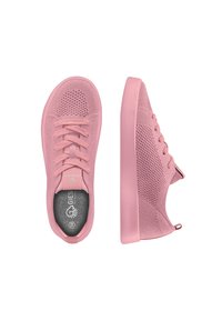 Des baskets en maille rose présentent une surface texturée, un bout arrondi, des lacets et une semelle en caoutchouc. La semelle intérieure affiche un logo et des informations de taille.