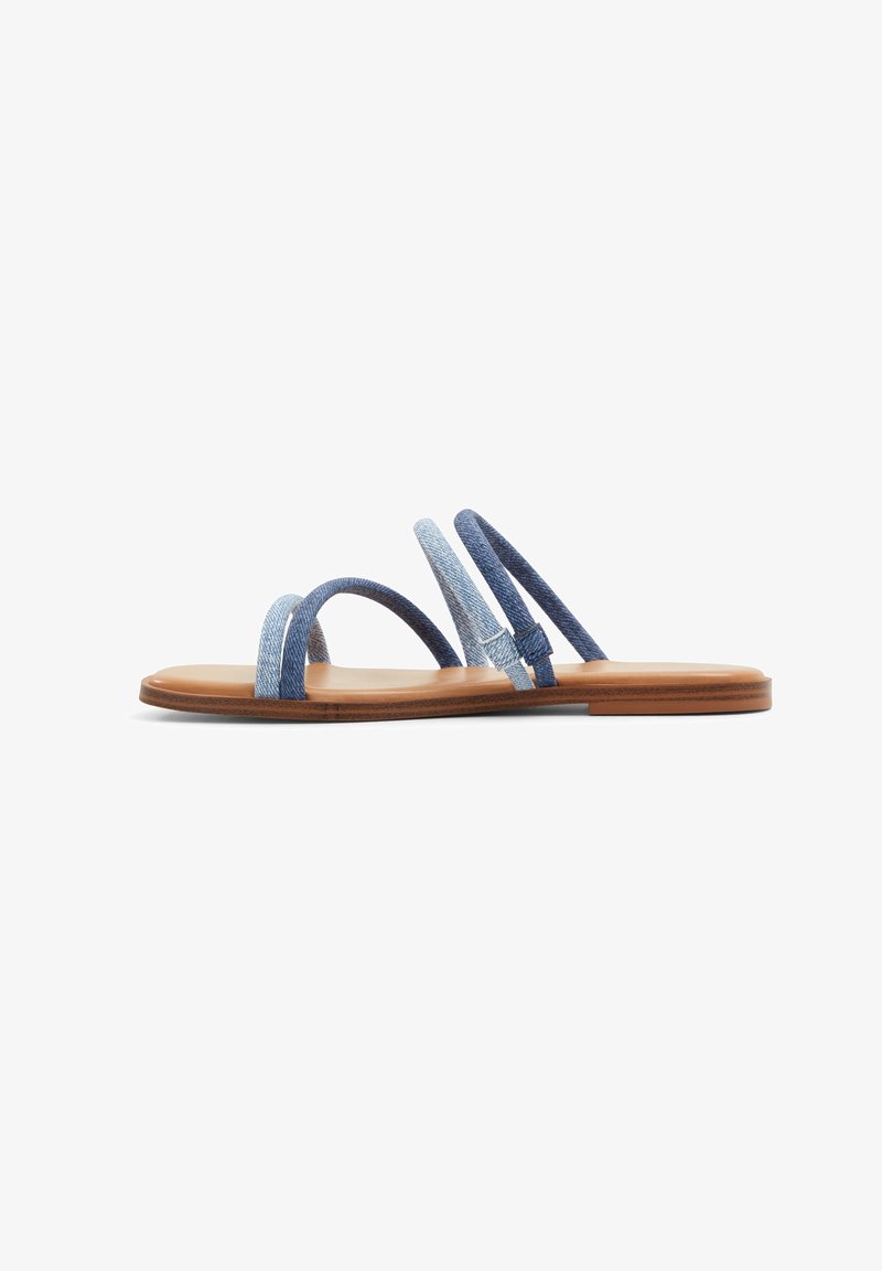 Sandales à glissière en denim avec trois brides réglables dans des nuances de bleu dégradé, un semelle intérieure lisse couleur tan et une semelle en bois plate.