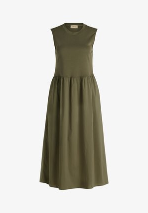 Ærmeløs olivengrøn midi kjole med tætsiddende overdel og let opsamlet nederdel, rund halsudskæring og glat stoftekstur.