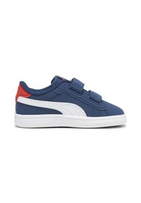 Adidași bleumarin cu talpă intermediară albă, spate texturat roșu și două curele Velcro. Material sintetic neted cu un design elegant.