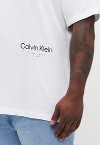 Calvin Klein OFF PLACEMENT LOGO - Print T-shirt - bright white