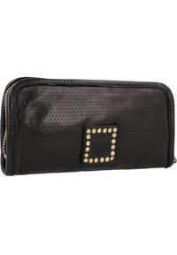 Portafoglio in pelle nera con texture perforata, borchie dorate su un accento quadrato, chiusura a zip e forma rettangolare piatta.
