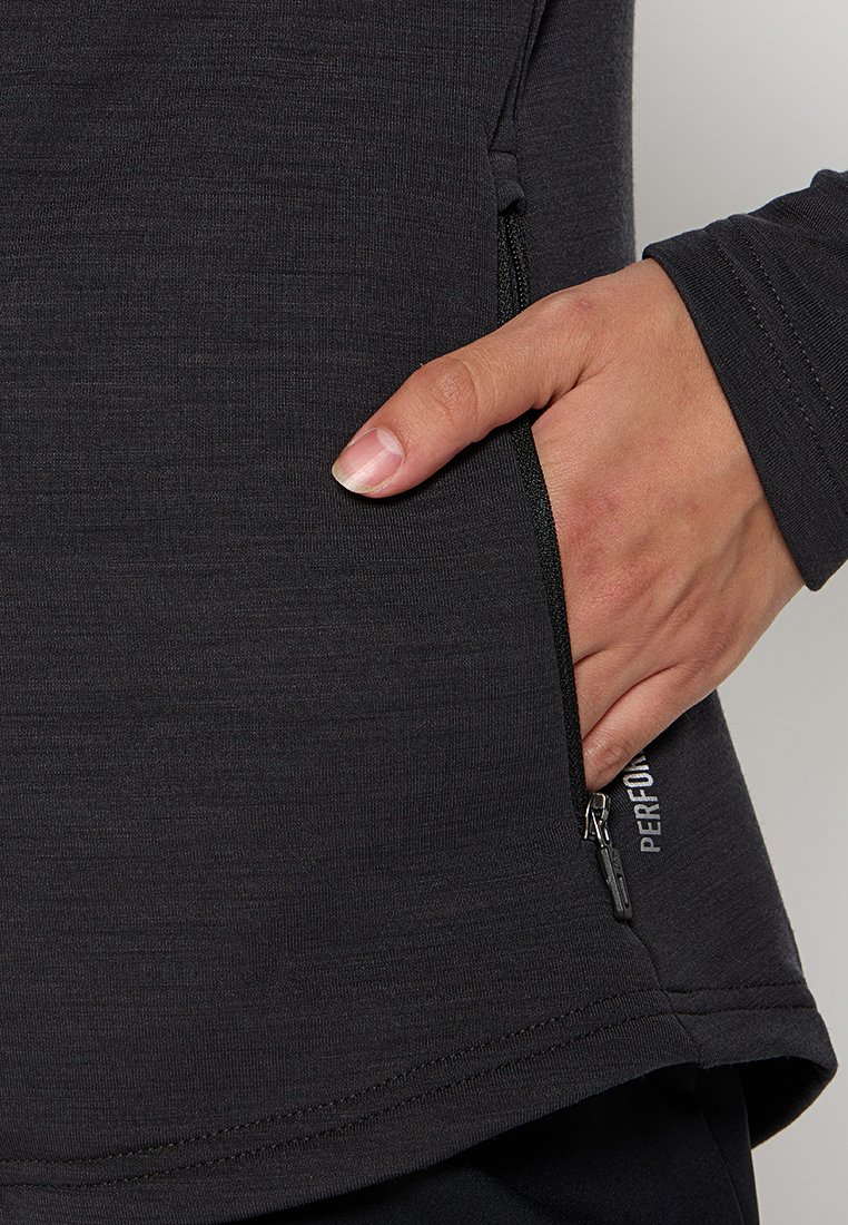 Czarny top z długim rękawem wykonany z teksturowanej tkaniny, z boczną kieszonką na zamek błyskawiczny i subtelnym detalem loga blisko dolnego brzegu.
