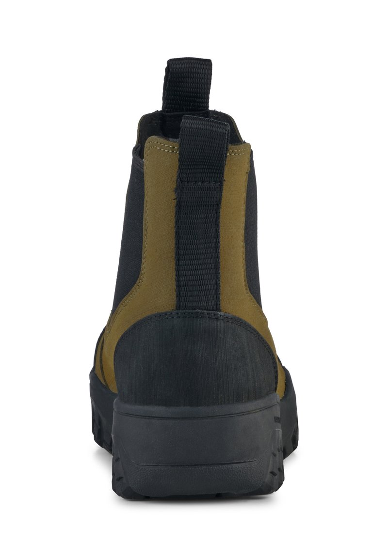 Botines negros y verde oliva hechos de material duradero con un tacón texturizado y paneles laterales elásticos. Suela de goma gruesa con tracción.