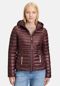 Bordeaux polstret jakke med hætte, med lynlås foran, to sidelommer og kontrastfarvede pink snore. Struktureret quiltet design.