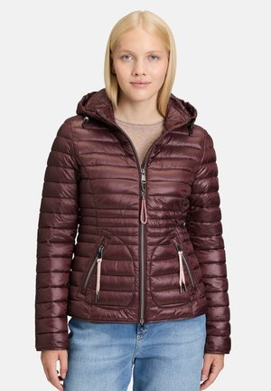 Bordeauxkleurige gewatteerde jas met capuchon, voorzien van een rits aan de voorkant, twee zijzakken en contrasterende roze trekkoorden. Getextureerd quiltpatroon.
