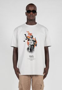 MJ Gonzales JUSTITIA  HEAVY  - T-shirts print - lightasphalt