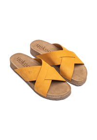 Gelbe Wildledersandalen mit einem Kreuzriemendesign, ausgestattet mit einem bequemen Fußbett und einer strukturierten Korksohle für guten Halt.