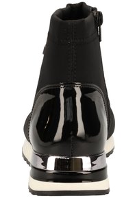 Botas negras de tobillo con un diseño elegante, que cuentan con un tacón de charol brillante y parte superior de tejido elástico, incluyen un cierre de cremallera lateral.