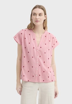 Blusa rosa de manga corta con escote en V, botones delanteros y bordado de diamantes rojos sobre la tela. Textura suave y ligera.