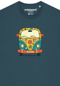 Türkisfarbenes T-Shirt mit einem bunten, cartoonhaften Design eines Vans, der mit Blumen, Herzen und Friedenssymbolen geschmückt ist. Der Text lautet "PEACE" auf einem Banner.