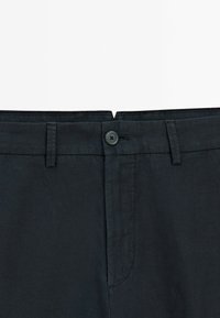 Pantaloni blu scuro con frontale piatto, chiusura a bottone, passanti per cintura e due tasche laterali, realizzati in tessuto leggero.