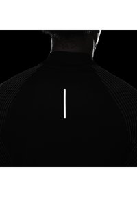 Schwarzes Sportshirt mit schmaler Passform, einem weißen vertikalen Streifen auf dem Rücken und subtilen Texturlinien an den Schultern.