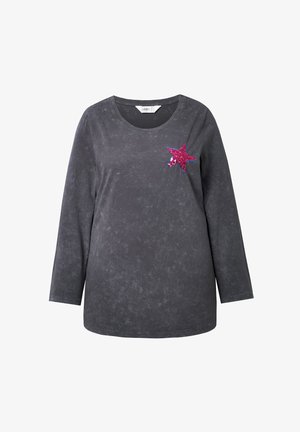Graues Langarmshirt aus weichem Stoff, mit einem Akzent in Form eines pinken und blauen Paillettensterns auf der linken Brust. Leicht strukturierte Oberfläche.