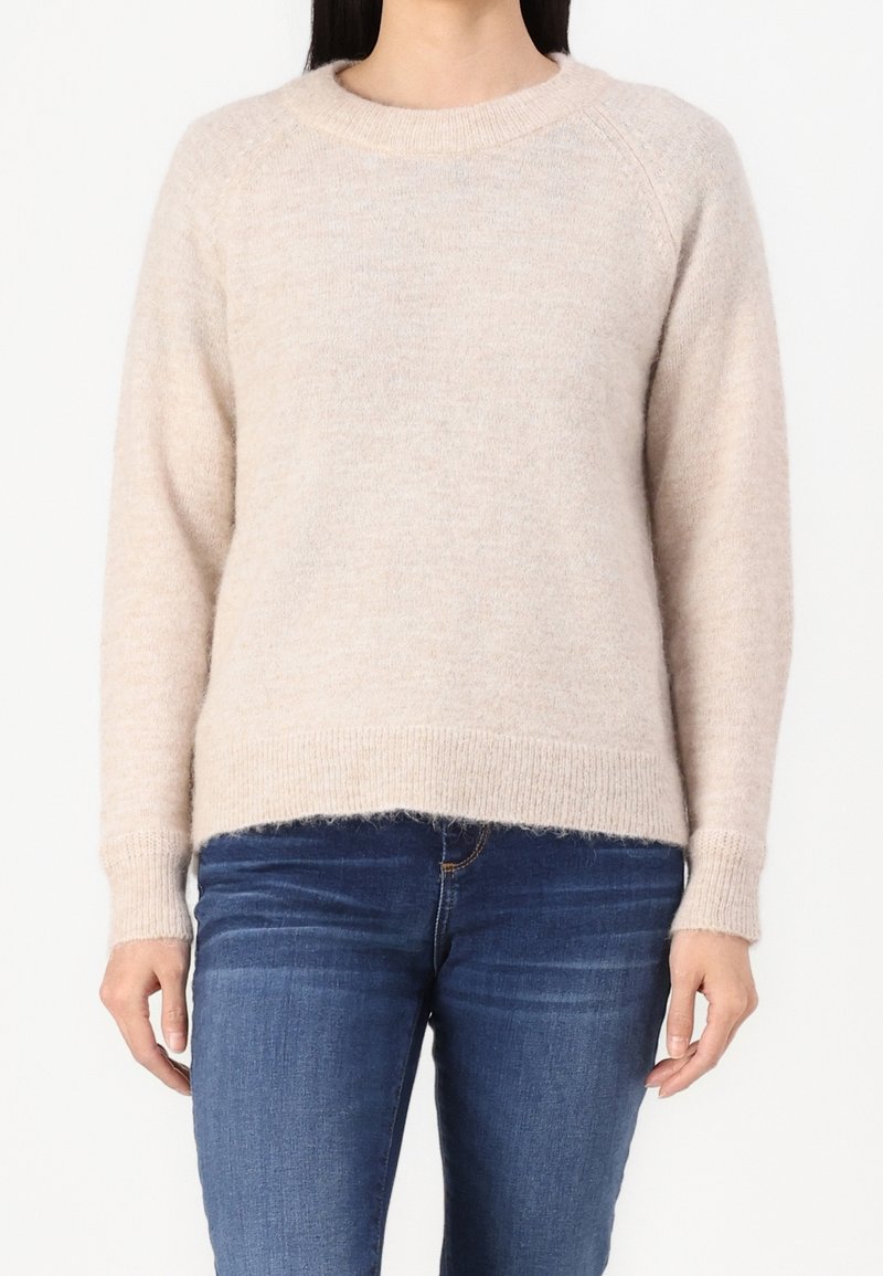 Hellbeige Strickpullover mit runder Ausschnitt, langen Ärmeln und geripptem Saum. Weiche Textur, leicht verkürzte Länge und lockere Passform.