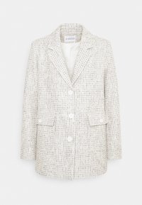 Tkaný tweed kabát v světle šedé barvě s kostičkovanou strukturou, se zářezovým límcem, zapínáním na knoflíky vpředu a dvěma klopovými kapsami.