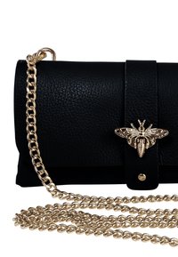 Zwarte leren clutch met een textuurafwerking, gouden kettinghandvat en een decoratief bij-embleem op de klep sluiting.