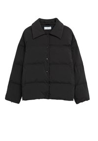 Veste matelassée noire avec grand col, fermeture à boutons-pression, manches longues et surpiqûres horizontales.