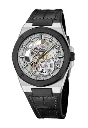 Skelettuhr mit sichtbaren Zahnrädern, schwarzer Lünette, silbernem Gehäuse, lumineszierenden Stundenmarkierungen und Zeigern sowie schwarzem Lederarmband mit Naht.