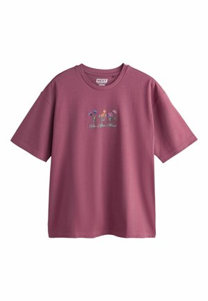 Lilla oversized T-shirt med broderede blå, gule og lilla blomster og kursiv tekst "Fleur Après Minuit" på brystet.