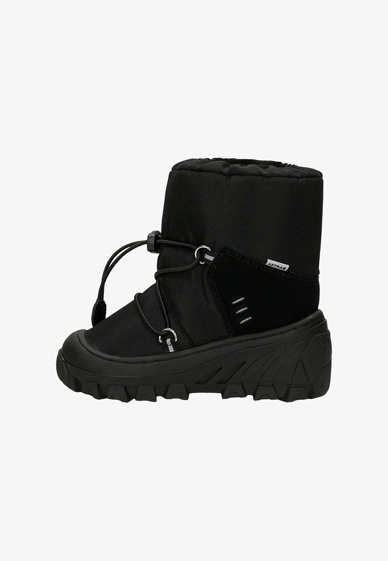 Stivale invernale nero con tomaia in tessuto, suola in gomma e coulisse regolabile. Presenta dettagli testurizzati e punta rinforzata.