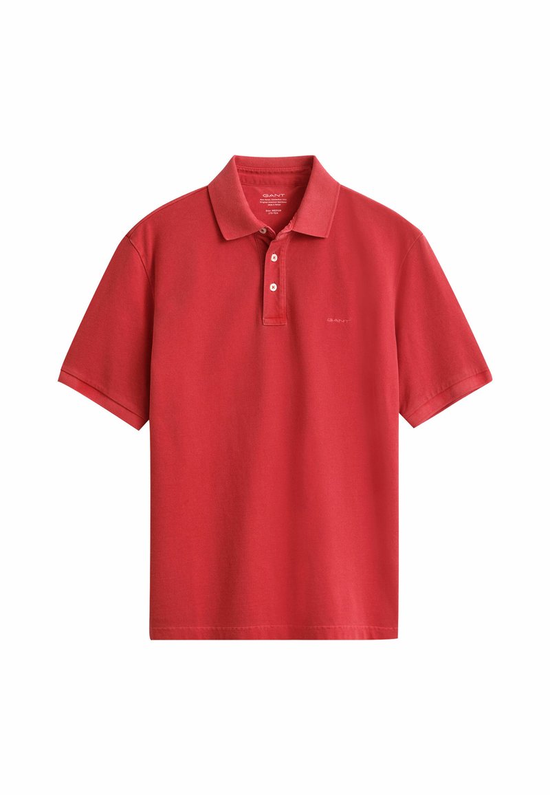 Rotes Poloshirt mit kurzen Ärmeln, einem Kragen und zwei weißen Knöpfen sowie einem dezenten Markenlogo auf der linken Brust.