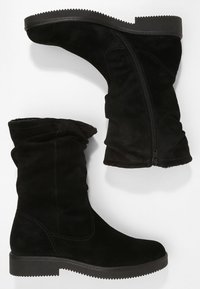 Černé semišové kotníkové boty se slogovaným designem, bočním zipem, plochou gumovou podrážkou a texturovanými švy. Hladký povrch a matný vzhled.