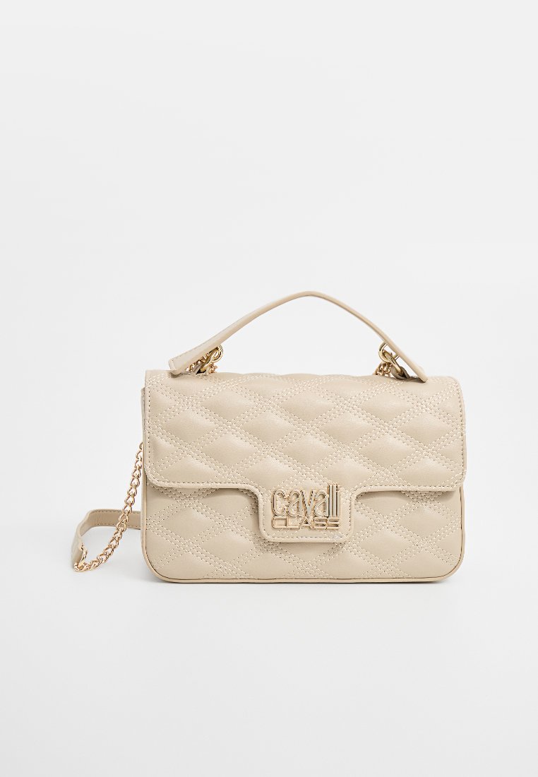 Borsa a tracolla beige trapuntata con manico superiore e tracolla in catena dorata, con logo dorato "Cavalli Class" sulla chiusura del risvolto anteriore.