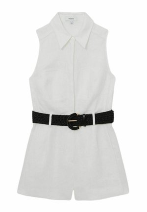 Mouwloze witte romper met kraag, knopen aan de voorkant en een geweven zwarte riem met een ronde gesp in de taille.
