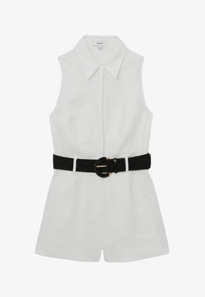 Salopetă albă fără mâneci, cu guler și nasturi în față, având o curea neagră țesută cu o cataramă rotundă în talie.