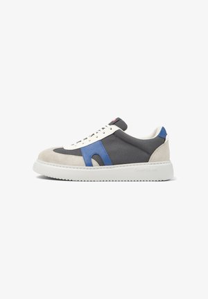 Des sneakers basses en toile grise avec des accents en suède blanc et bleu, bout rond, et semelle en caoutchouc blanc dotée d'un profil texturé.