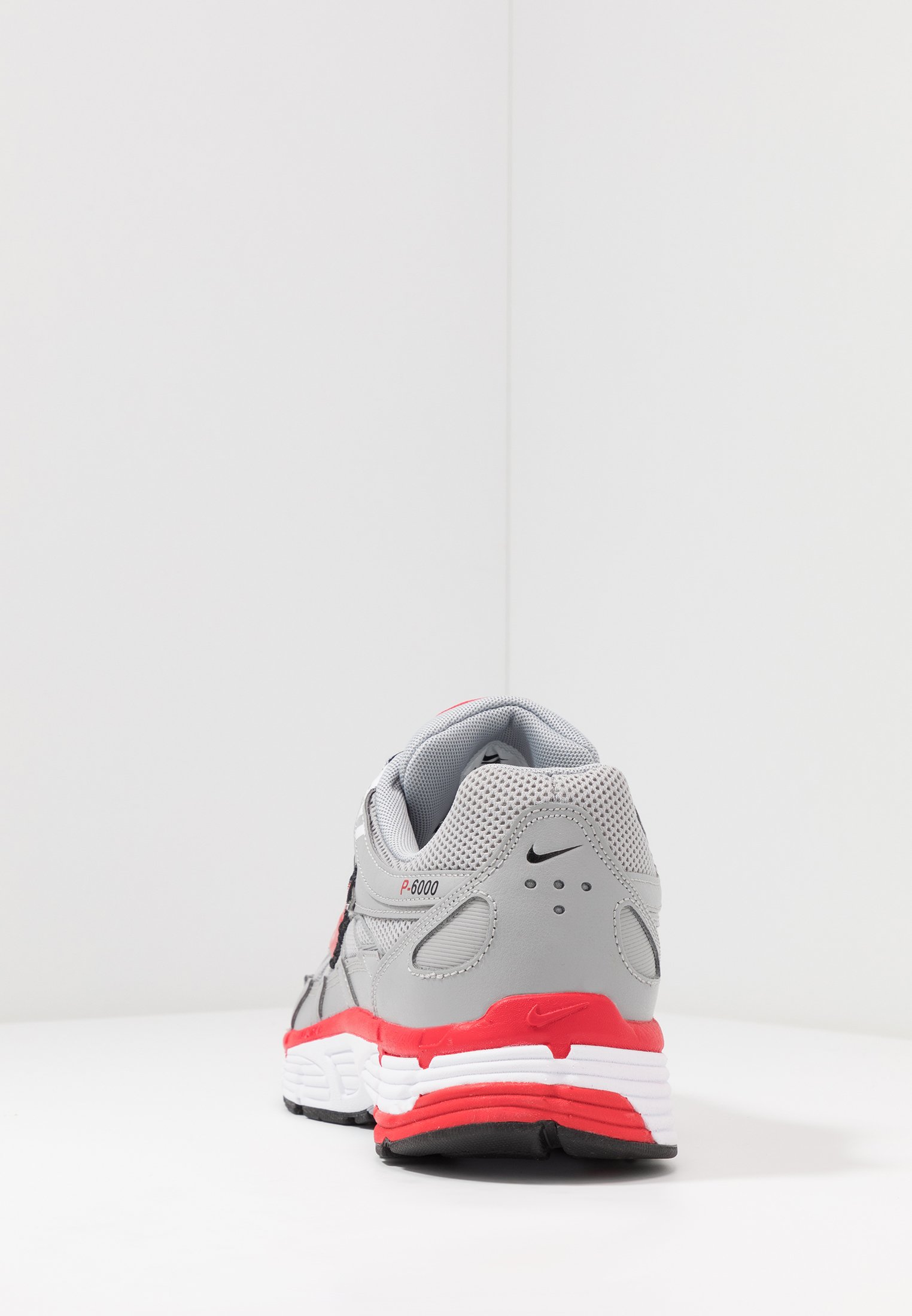 Nike Sportswear P-6000 - Zapatillas - football grey/university  red/black/white/gris - Zalando.es
