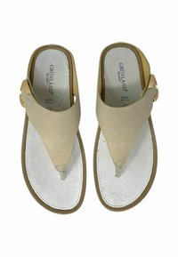 Sandali beige con tomaia in pelle e plantare bianco testurizzato. Presentano un inserto per le dita in metallo e una cinghia posteriore regolabile con hardware dorato.