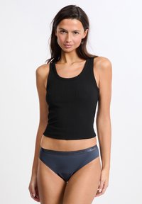 Czarny prążkowany top na ramiączkach z kopertowym dekoltem i dopasowanym krojem. W zestawie z ciemnoszarymi majtkami z błyszczącym paskiem w talii.