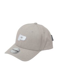 Šedá baseballová čepice s křivým kšiltem, která má na přední straně vyšité bílé písmeno "P" a kulatou nálepku na kšiltu.