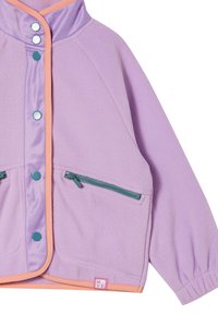Fioletowa polarowa kurtka z wysokim kołnierzem, pomarańczowymi wykończeniami, turkusowymi zamkami błyskawicznymi oraz dwoma przednimi kieszeniami. Posiada zapięcie na napy oraz elastyczne mankiety.