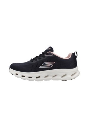 Chaussure de sport Skechers noire et rose avec tige respirante, fermeture à lacets, semelle blanche amortissante avec trous de ventilation et logo sur le côté.