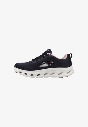 Zapatilla deportiva Skechers en negro y rosa con parte superior transpirable, cierre de cordones, suela blanca acolchada con orificios de ventilación y logotipo en el lateral.