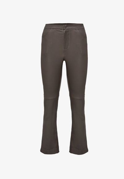 Pantalon marron ajusté en matériau lisse et extensible. Comprend une fermeture éclair, un bouton, ainsi que quatre poches avec des coutures contrastantes.